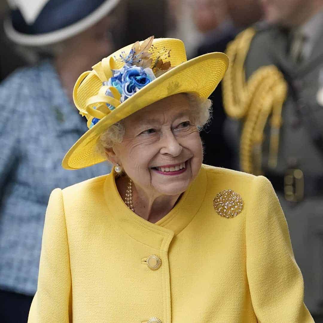 Queen Elizabeth in yellow